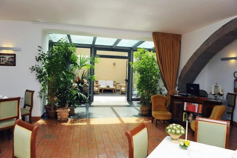 Hotel Urbano V Montefiascone Kültér fotó