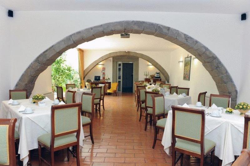 Hotel Urbano V Montefiascone Kültér fotó