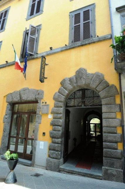 Hotel Urbano V Montefiascone Kültér fotó
