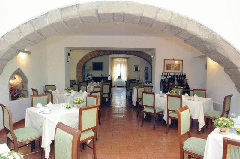 Hotel Urbano V Montefiascone Kültér fotó