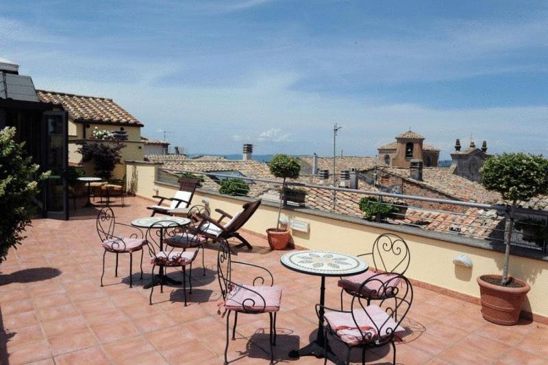 Hotel Urbano V Montefiascone Kültér fotó
