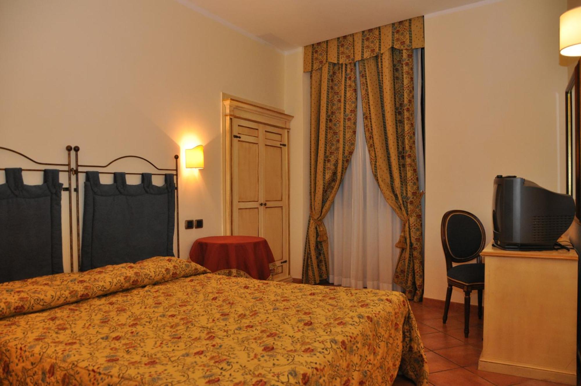 Hotel Urbano V Montefiascone Kültér fotó