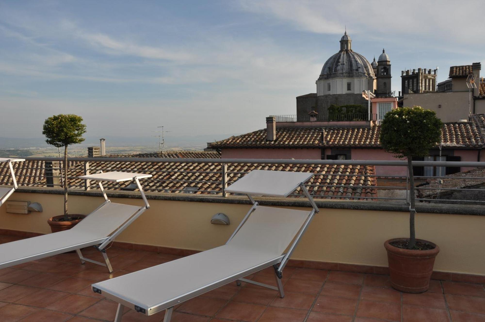 Hotel Urbano V Montefiascone Kültér fotó