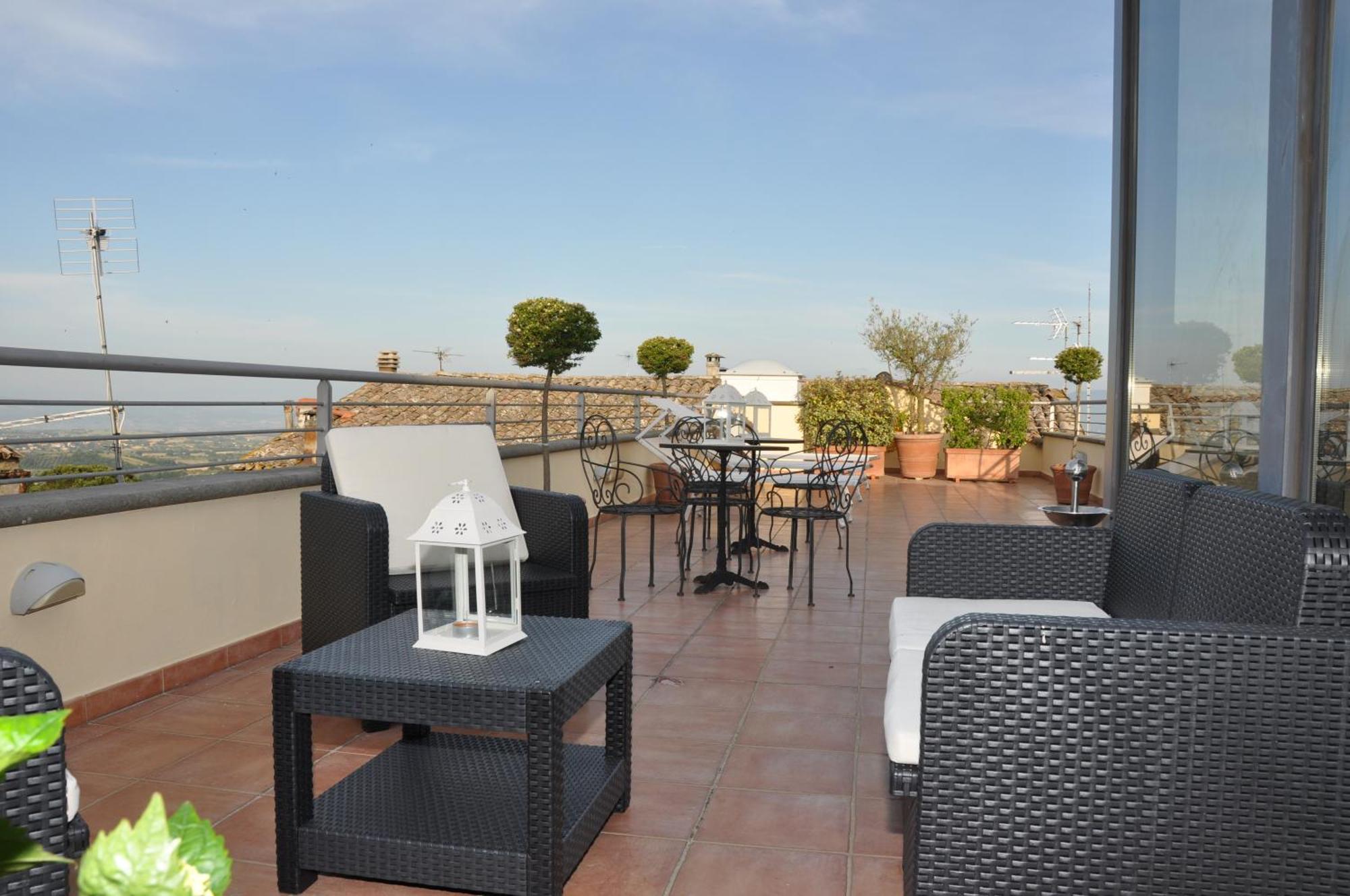 Hotel Urbano V Montefiascone Kültér fotó
