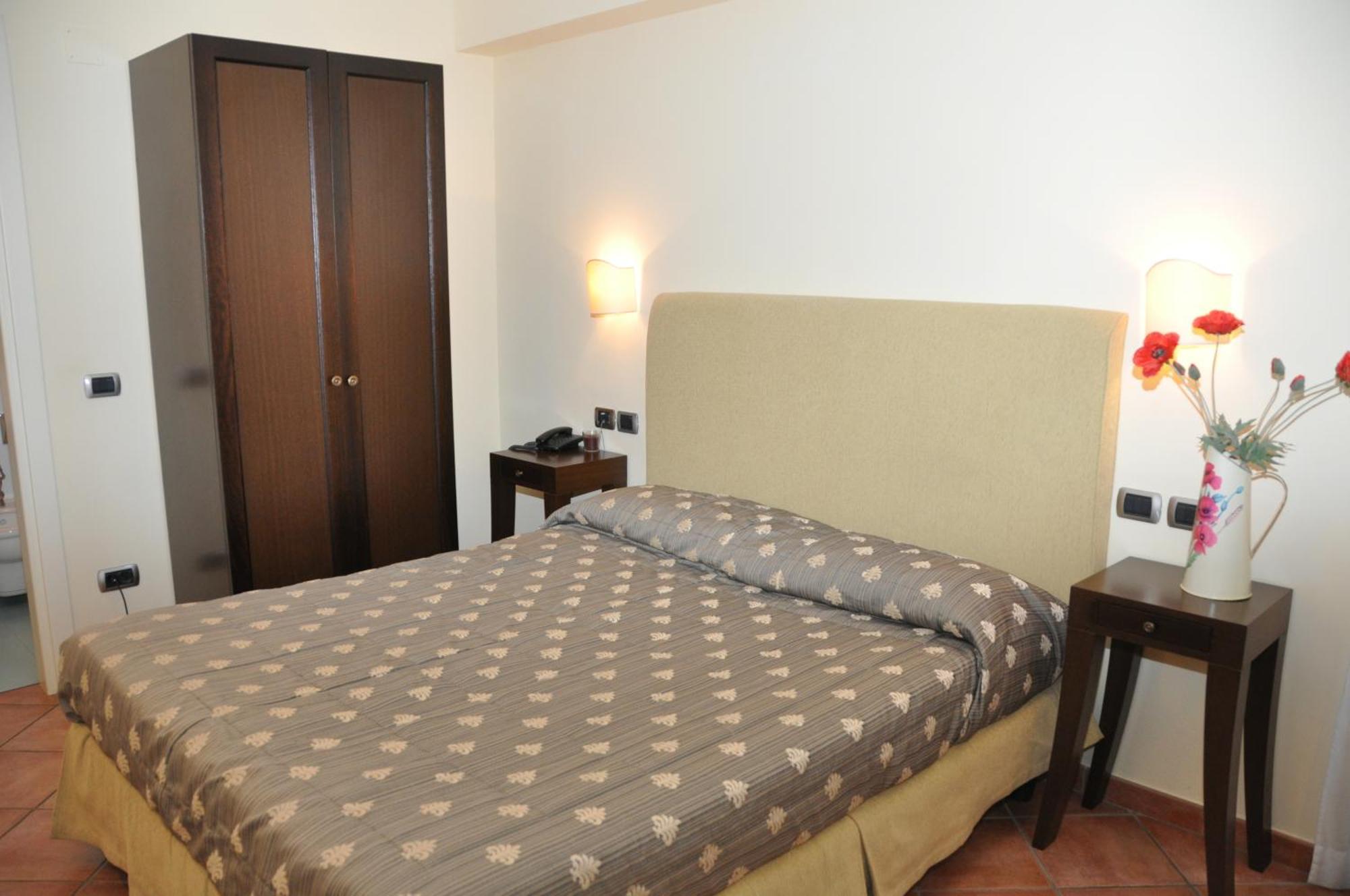 Hotel Urbano V Montefiascone Kültér fotó