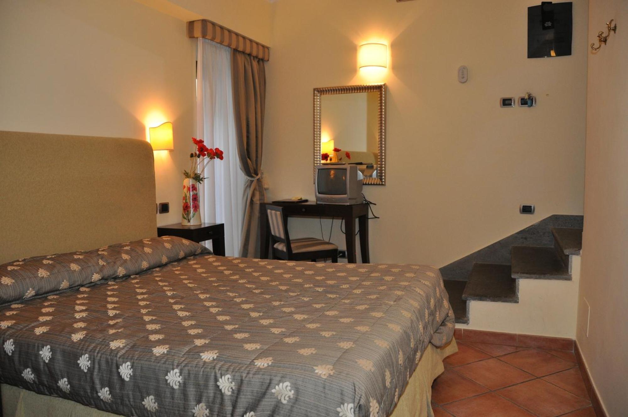Hotel Urbano V Montefiascone Kültér fotó