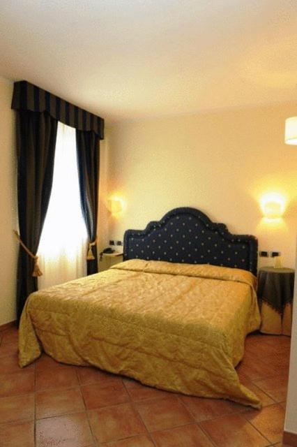 Hotel Urbano V Montefiascone Szoba fotó