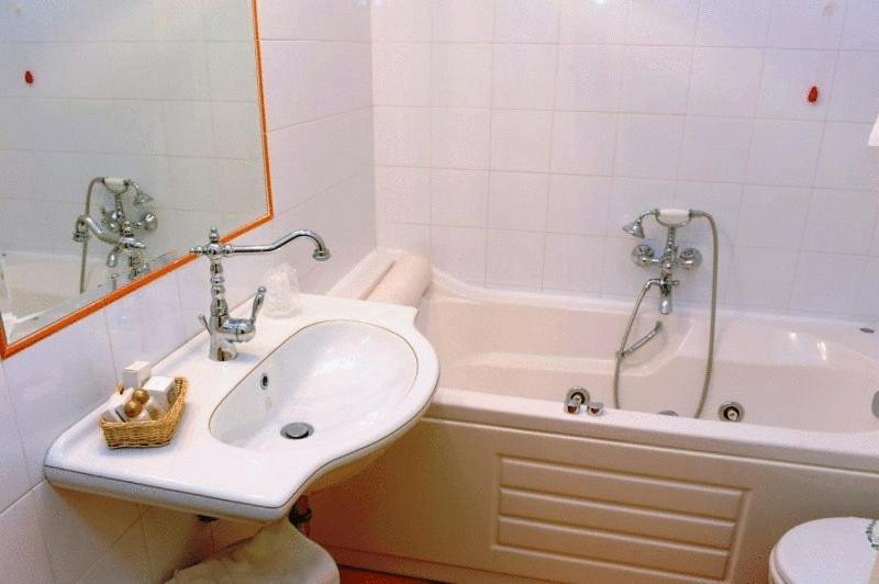 Hotel Urbano V Montefiascone Szoba fotó