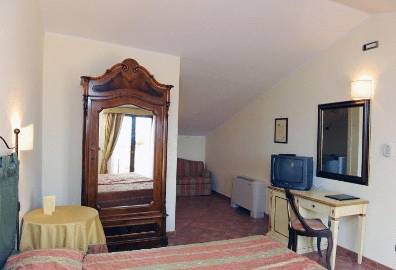 Hotel Urbano V Montefiascone Szoba fotó
